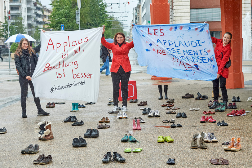 Pas de grand cortège, mais des petits groupes et des chaussures disséminées pour symboliser les absents. (Photo PSR Bienne)