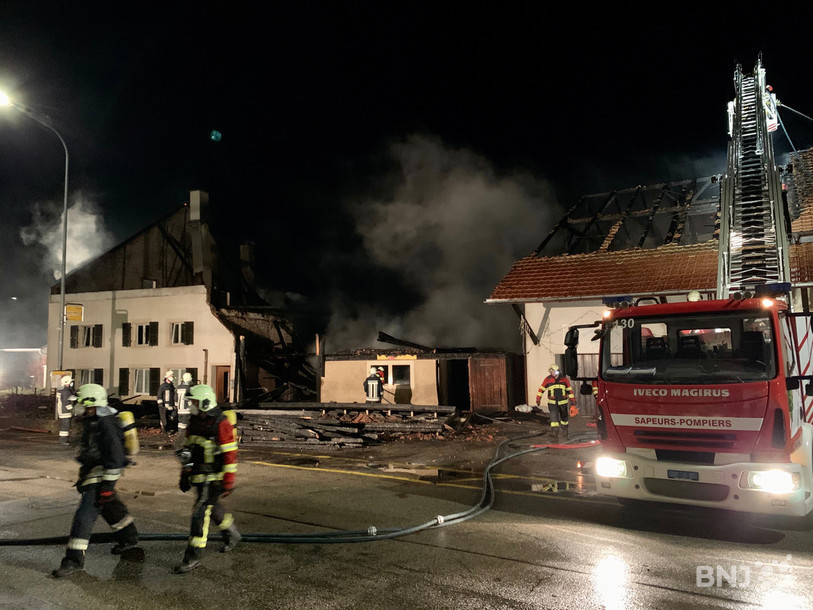 Les deux habitations incendiées se trouvent le long de la route principale.