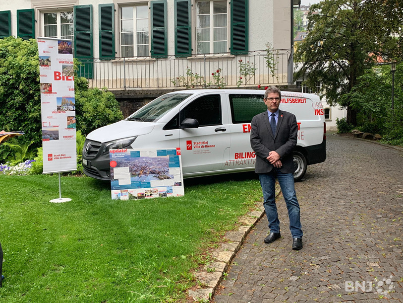 Le maire de Bienne, Erich Fehr, a pris la pose devant un véhicule présentant la nouvelle image de la cité seelandaise.