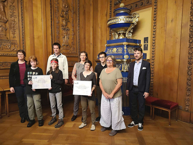 Christine Gaillard (derrière au centre), conseillère communal en charge de l'environnement, a remis ce mardi le Prix de l'énergie aux collaborateurs du Centre médical de la Côte et à la famille Oesch. (Photo : Ville de Neuchâtel)