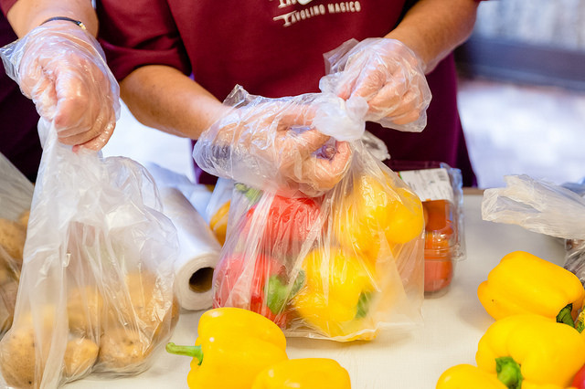 Les denrées distribuées par Table couvre-toi seront réparties dans des sacs en papier par les bénévoles. (Photo : archives Matthias Käser).