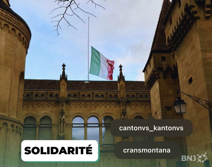 Le drapeau neuchâtelois en berne pendant cinq jours en signe de solidarité avec les victimes du drame de Crans-Montana et leurs proches (photo : instagram, Canton de Neuchâtel)