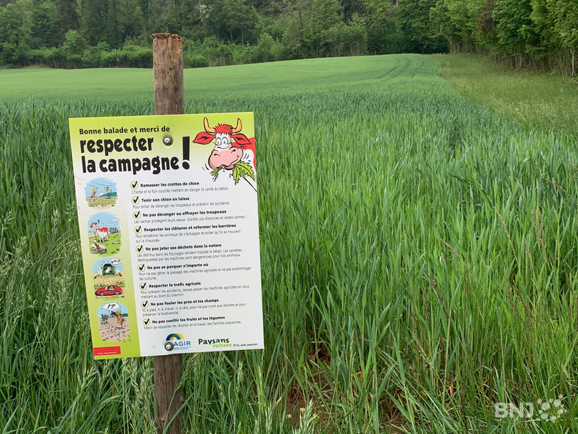 Des écriteaux tels que celui-ci sont notamment visibles dans les campagnes jurassiennes.