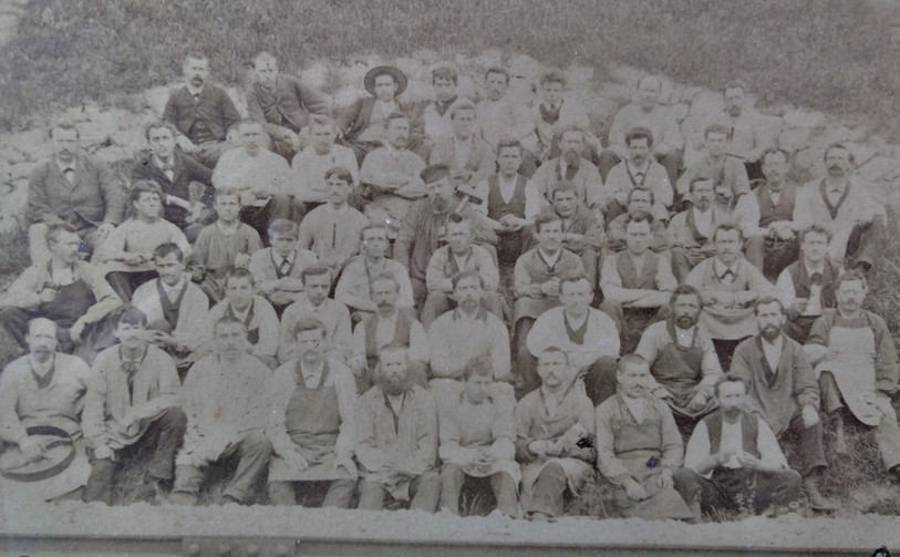 Les ouvriers de l'usine Meyer et Kramer à Pontenet vers 1900. Le grand-père d'André Petit se trouve tout en bas, en première ligne, troisième depuis la droite. (Photo: collection privée d'André Petit)