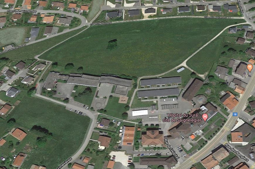 Le complexe doit prendre place au nord de l'Hôpital du Jura, au Chemin des Marguerites. (image : Google Map).