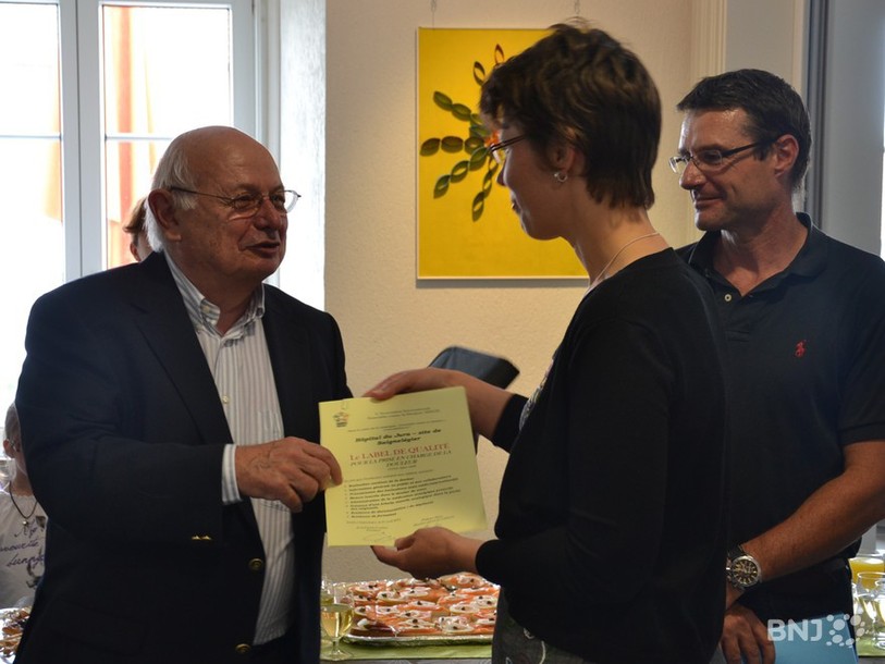 Remise du Label par l'Association Ensemble contre la douleur à Marie-Josèphe Varin