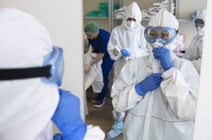 Période de pandémie ou non, le temps d'enfiler sa blouse devrait être comptabilisé dans les heures de travail depuis 2019. Les cantons se penchent peu à peu sur l'application de cette ordonnance. (photo : Pavel Golovkin/AP)