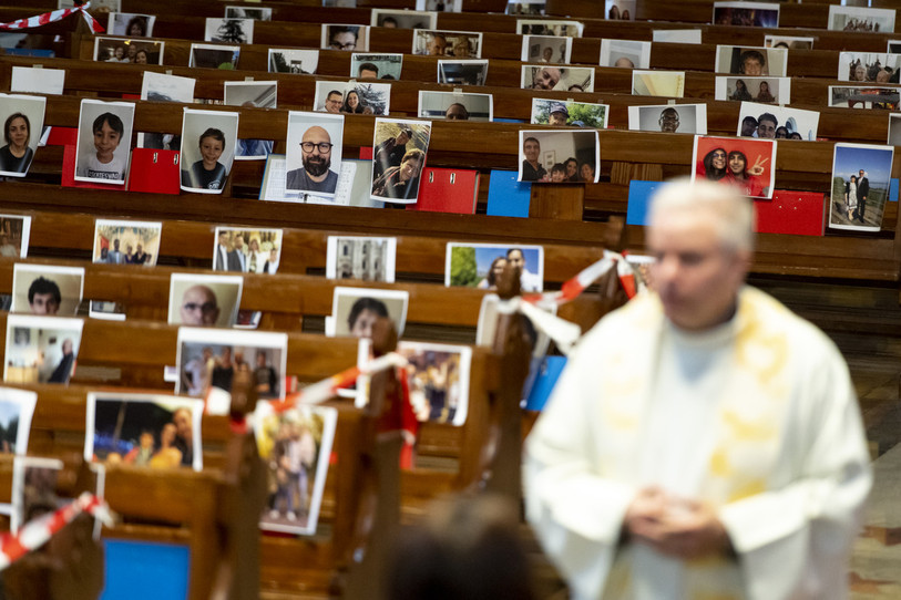 400 photos de paroissiens placées sur les bancs de l'église durant la nuit de Pâques à l'insu de l'abbé. Elles sont toujours là. (KEYSTONE/Laurent Gillieron)