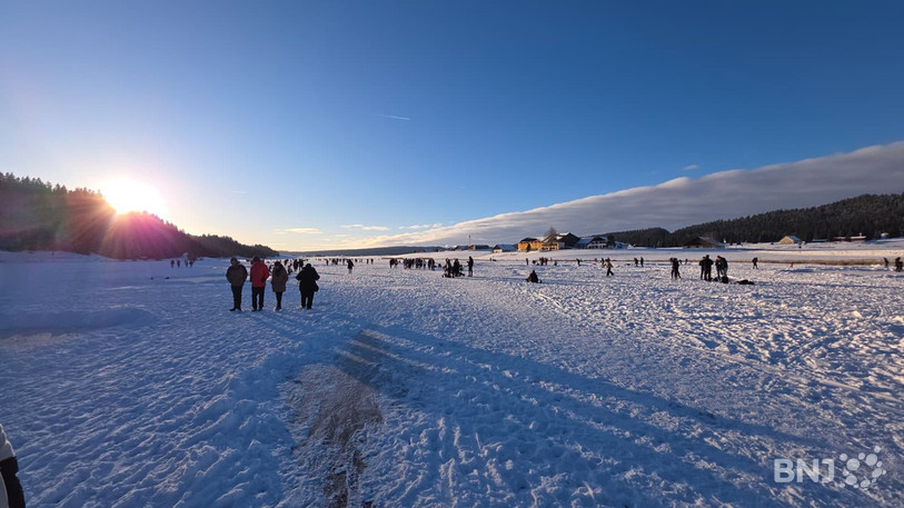 Les gens se promènent encore sur le lac des Taillères.
