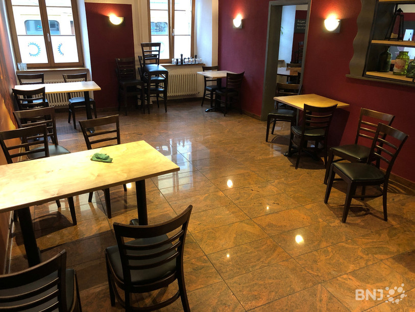 La salle à manger du restaurant Le Soleil à Moutier, telle qu'elle devrait se présenter pour respecter les consignes de sécurité.