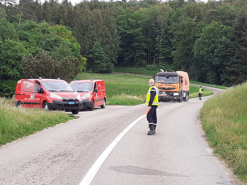 Une pollution aux hydrocarbures a mobilisé plusieurs services mardi entre Montignez et Lugnez. (Photo: SIS Basse-Allaine)