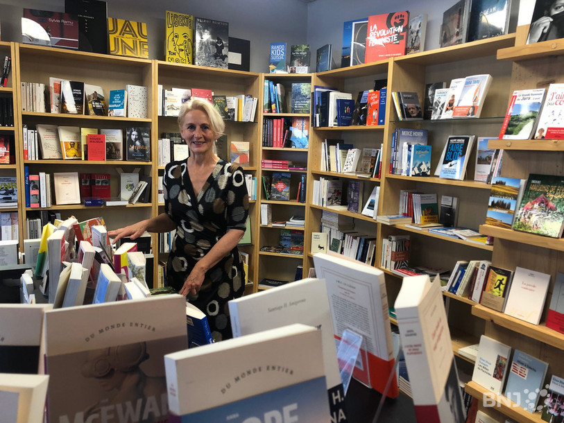 Danièle Brügger a le sourire. Les clients se ruent depuis lundi à la librairie du Pierre-Pertuis.