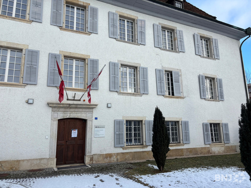 Les drapeaux sont en berne, comme ici sur l'Hôtel du Parlement.