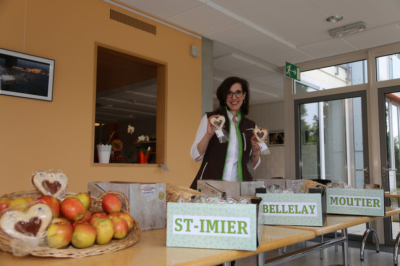 Les produits régionaux ont été remis au personnel de l'HJB sur le site de St-Imier (photo : Fondation Rurale Interjurassienne).