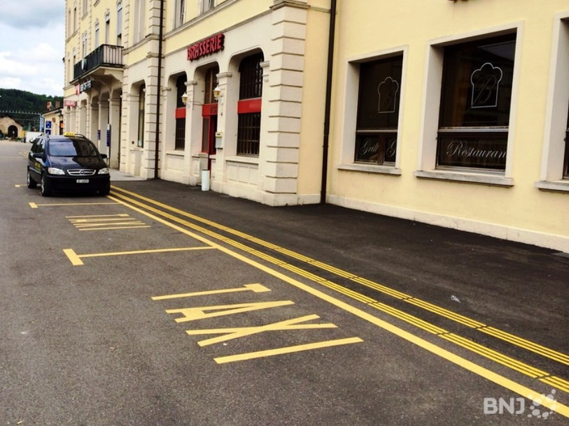 Les places de stationnement accordées aux taxis ont souvent été vides ces dernières semaines (comme ici à Porrentruy).