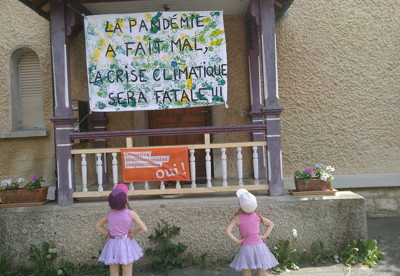 De telles banderoles ont fleuri dans toute la Suisse depuis vendredi matin à l'occasion d'une journée d'action mise sur pied par la Grève du Climat. (Photo: Facebook/Grève du Climat - Suisse)