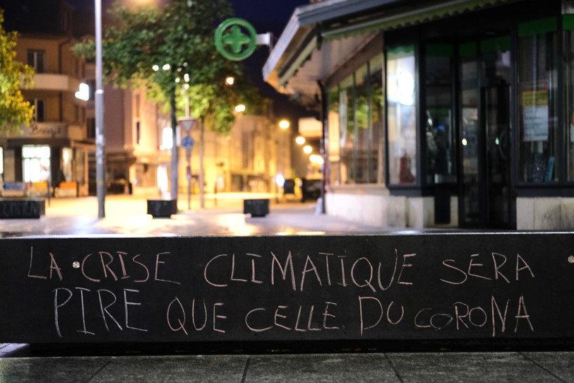 Les membres de la Grève du Climat ont écrit leurs slogans tôt ce vendredi matin (photo : Grève du Climat).