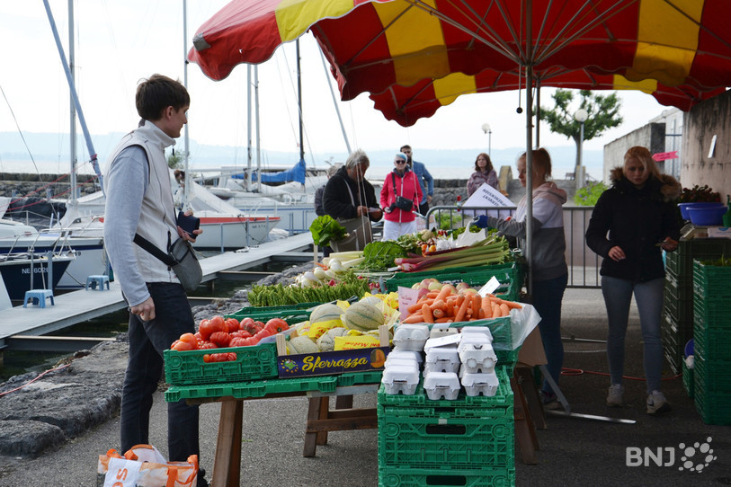 Le Marché des Roseaux se tient bimensuellement au port d'Hauterive.