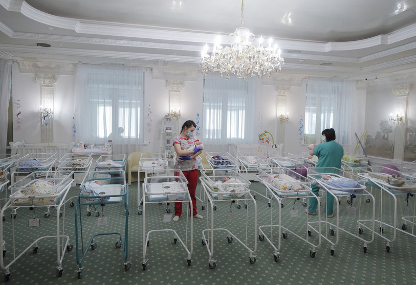 Une quarantaine de bébés sont accueillis dans un hôtel de Kiev (photo : EPA/SERGEY DOLZHENKO)
