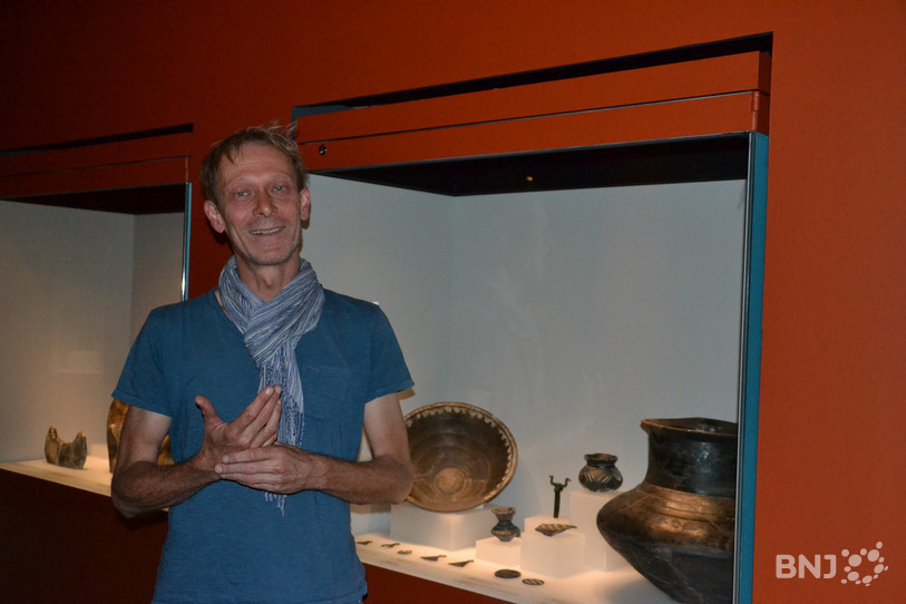 Marc-Antoine Kaeser, le directeur du Laténium, devant une vitrine de l'exposition. 