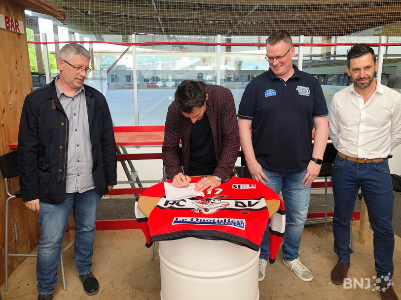 Tristan Vauclair signe son nouveau contrat, entouré de membres du directoire du HCDV.