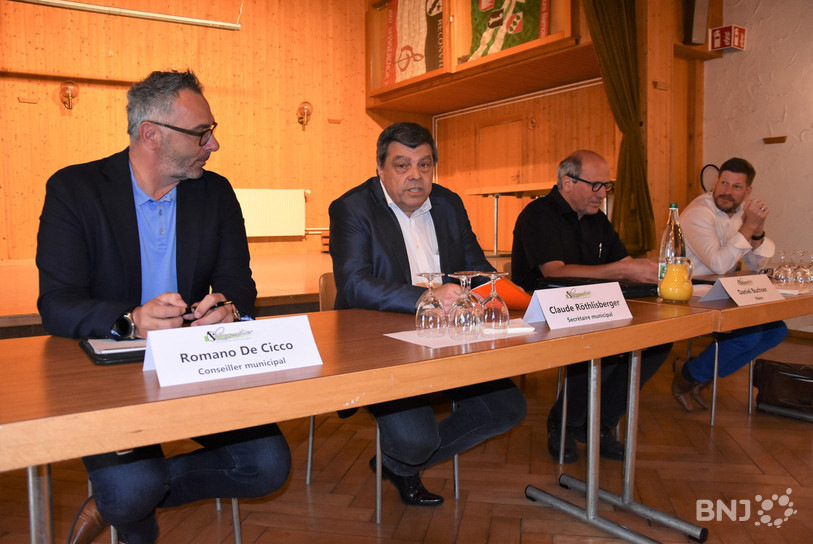 Les autorités de Reconvilier avec de gauche à droite Romano De Cicco (conseiller municipal), Claude Röthlisberger (secrétaire municipal sortant), Daniel Buchser (maire) ainsi que Marc-André Léchot (secrétaire municipal entrant).