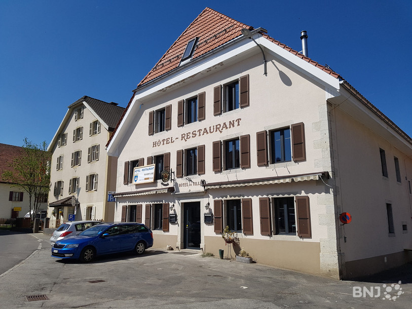 L'hôtel-restaurant rénové, qui accueille aussi les séances du Conseil général, reprend vie après cinq ans de fermeture.