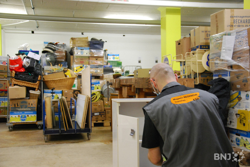 Chez Regenove à Tramelan, des palettes d'objets attendent dans les dépôts. Les dons ont explosé depuis le début du confinement.