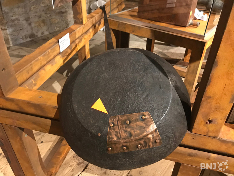 Le rétameur maitrisait l'art de réparer notamment les casseroles. Un savoir-faire à découvrir au Musée paysan dans le cadre de l'exposition Jeter vs conserver.