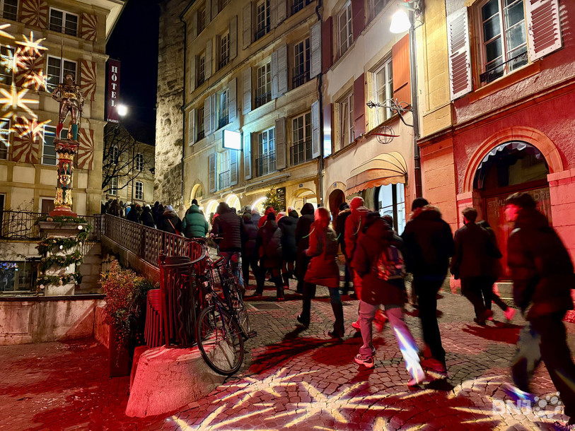 La foule a arpenté en silence la montée vers le château de Neuchâtel.