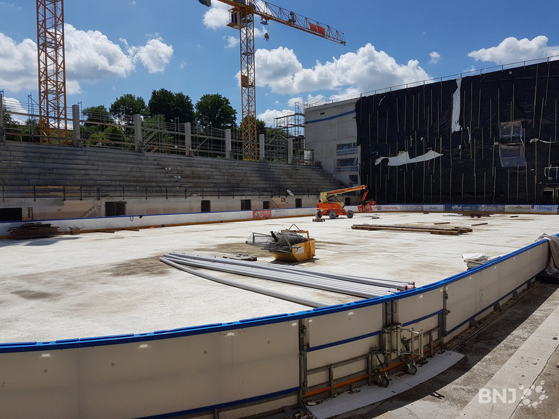 Le champ de glace (ou de béton) est à ciel ouvert au pied de la tribune encore debout.