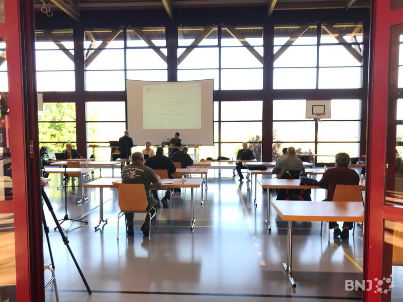 Pour répondre aux exigences de distanciation décrétées par le Conseil fédéral, la séance du législatif de Val-de-Ruz s'est tenue dans la salle de gym de La Rebatte.