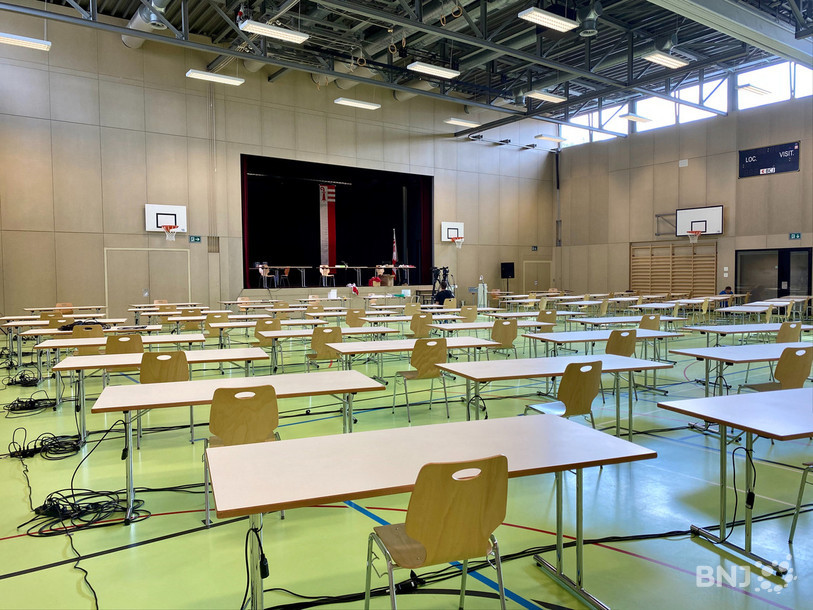 La halle de gymnastique de Courroux est prête pour accueillir exceptionnellement le Parlement jurassien mercredi et jeudi.
