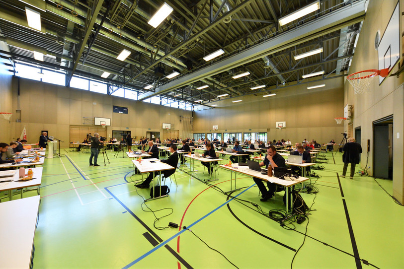 Le Parlement jurassien tient exceptionnellement sa session à la halle de gymnastique de Courroux mercredi et jeudi. (Photo : Georges Henz).