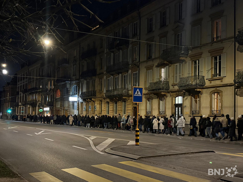 Un peu plus de 300 personnes ont participé à la marche silencieuse en hommage aux victimes du drame de Crans-Montana.