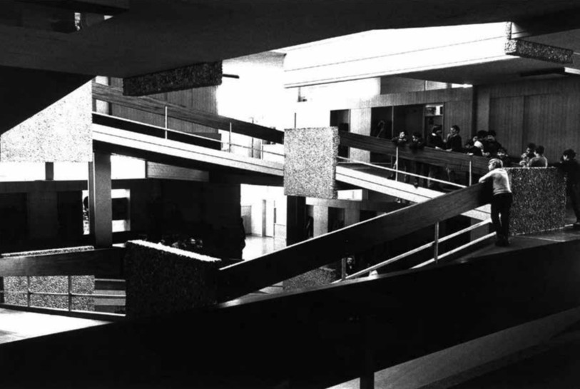 Une image d'archives de l'espace intérieur de la première pyramide avec ses rampes inclinées au centre scolaire secondaire du Mail à Neuchâtel, tirée d'une étude patrimoniale réalisée en 2021. (Fonds A. Habegger/Photo J.-G. Jeanneret)