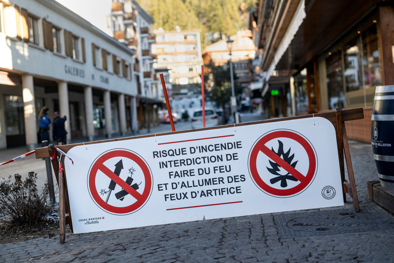 Après la tragédie qui a fait 40 morts à Crans-Montana, la sécurité des établissements publics est devenue une priorité. (Photo : Jean-Christophe Bott/Keystone via AP)