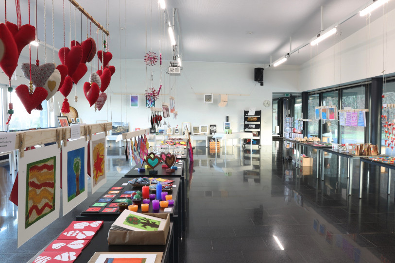 Dessins, peintures, cadres, objets décoratifs, cartes et bricolages en tout genre avaient été réalisés par les élèves de l'Oiselier. (Photo : Ecole primaire de l'Oiselier) 