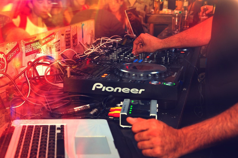 Le retour des DJ aux platines n'est pas prévu dans l'immédiat dans les discothèques jurassiennes (photo LDD).
