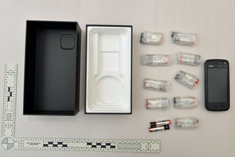 Une boîte de téléphone saisie par la police dans le cadre de cette enquête. (photo: police cantonale bernoise)