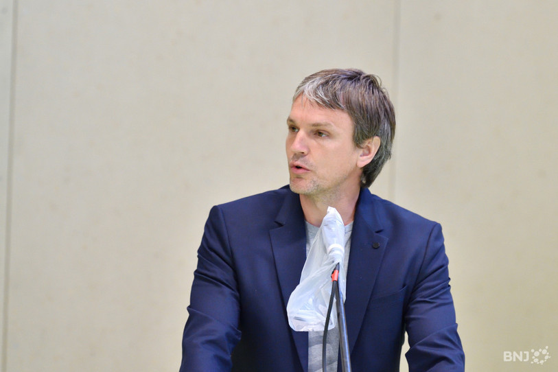 Le député vert Baptiste Laville veut que l'engagement pour renforcer la solidarité et le vivre-ensemble soit récompensé dans le Jura (photo Georges Henz).