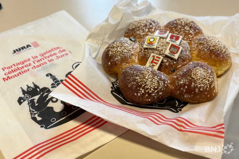 Ces galettes des rois, spécialement conçues pour marquer l’entrée de Moutier dans le Jura, sont en vente dans toutes les boulangeries du canton. 