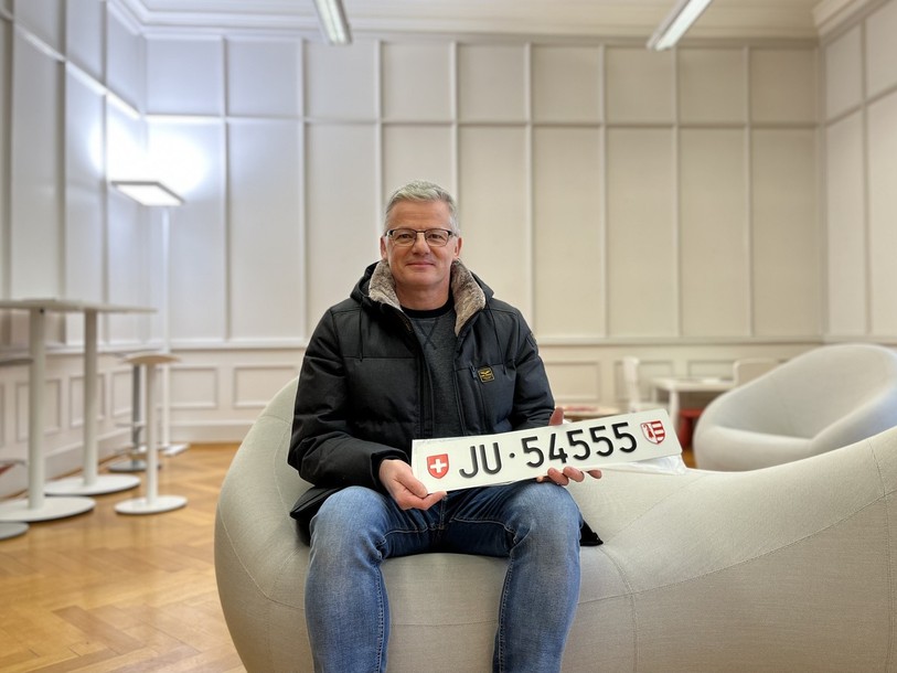 Philippe Steger, l'un des premiers Prévôtois à être venu chercher sa plaque d'immatriculation jurassienne.