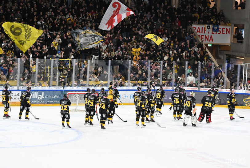 Le HC Ajoie n’a pas pu lever souvent les bras face à ses supporters cette saison. (Photo archives : Georges Henz)