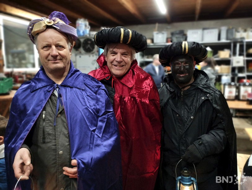 De gauche à droite : Antoine Mathis (Gaspard), Philippe Müller (Melchior) et Florian Humbert-Droz (Balthazar) se sont déguisés en Rois mages mardi soir aux Breuleux.