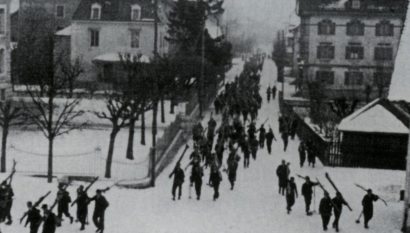 Les skieurs bâlois traversent les rues de Malleray. Photo : Collections Mémoires d’Ici