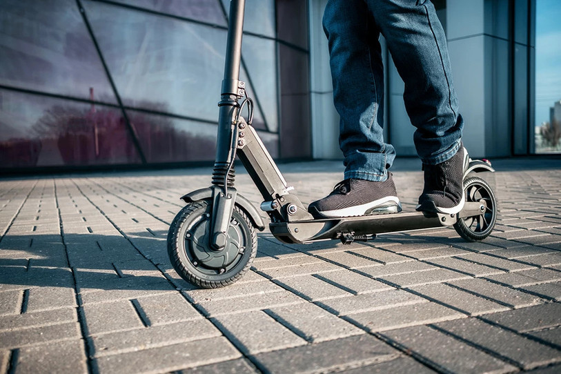 Les usagers des trottinettes électriques ne le savent peut-être pas, mais les trottoirs leur sont interdits. (Photo: Bpa).