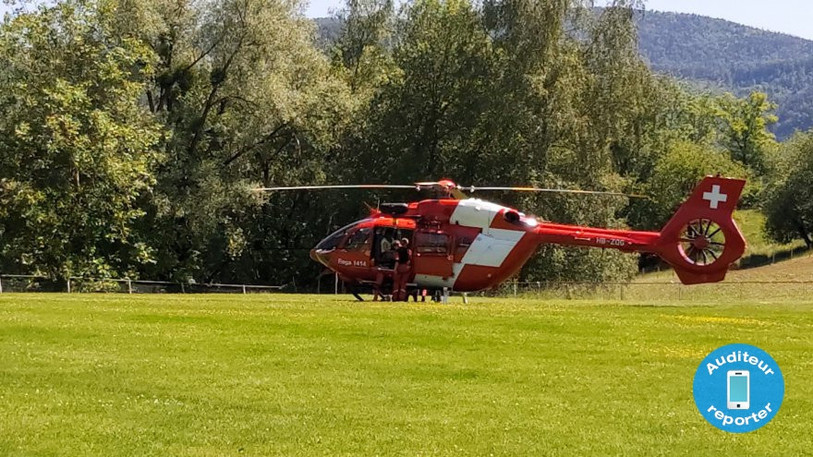 L'hélicoptère de la Rega a secouru un promeneur à Montsevelier (photo: auditeur-reporter).