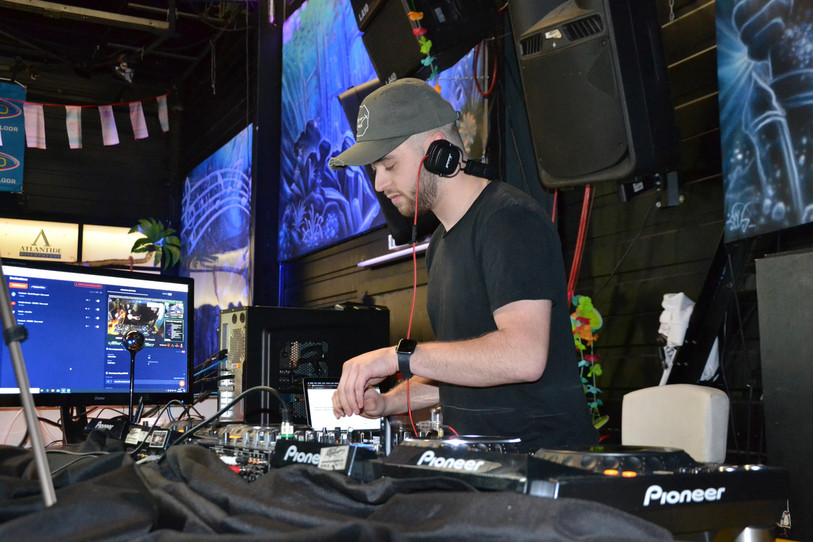 DJ Danoki n’a pas ménagé ses efforts derrière ses platines.