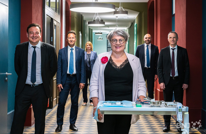 Au premier plan : Monika Maire-Hefti, présidente, cheffe du Département de l’éducation et de la famille (DEF). Puis de gauche à droite : Jean-Nathanaël Karakash, vice-président, chef du Département de l’économie et de l’action sociale (DEAS) ; Alain Ribaux, chef du Département de la justice, de la sécurité et de la culture (DJSC) ; Séverine Despland, chancelière d’État ; Laurent Favre, chef du Département du développement territorial et de l’environnement (DDTE) et Laurent Kurth, chef du Département des finances et de la santé (DFS).